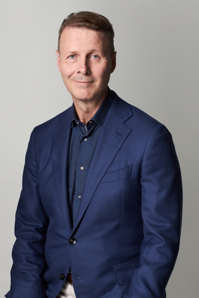 Risto Siilasmaa, portrait against a grey background